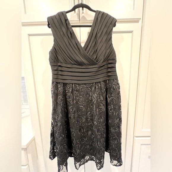 Adrianna Papell Dresses & Skirts - Adrianna Papell Sleeveless V-Neck Dress With Tulle Rosette Skirt. Size 16W. NWT!